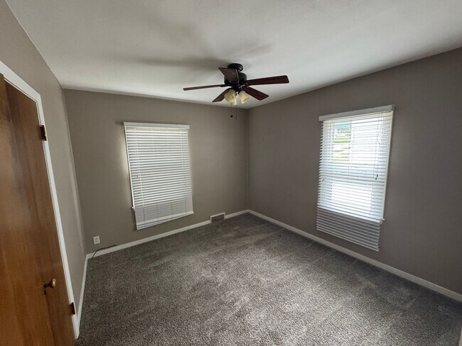 Building Photo - 3 Bedroom Cedar Falls House