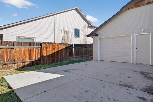 Building Photo - Spacious Home in Quiet Star Cul-de-Sac with Large Yard