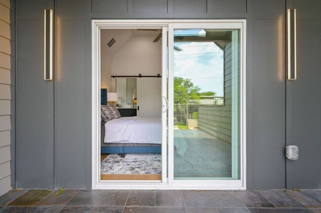 Building Photo - Premium Central Austin New Construction