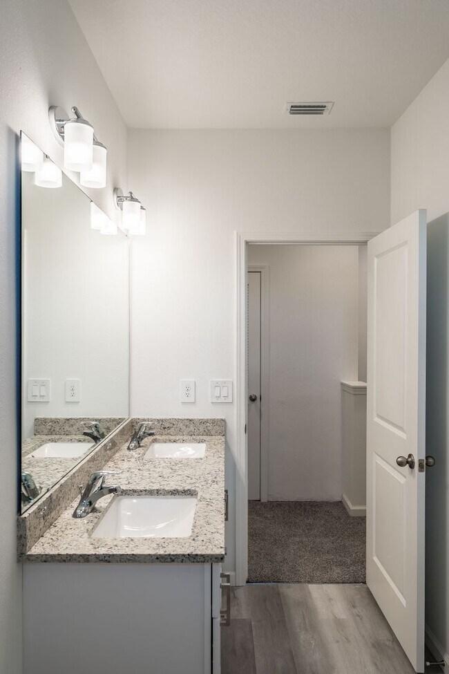 Building Photo - 5347 Vista Lago Dr