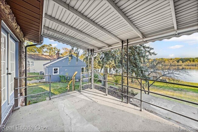 Building Photo - 2739 Lakeridge Ave