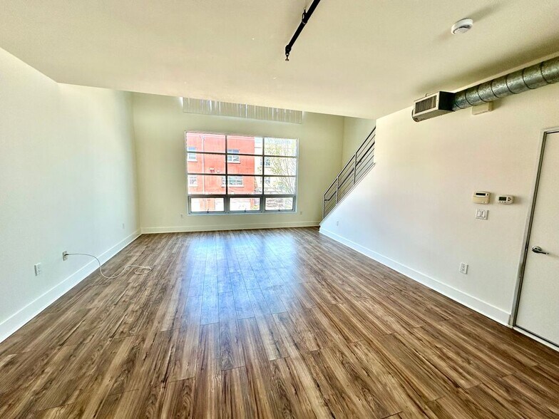 Building Photo - 716 N Santiago St