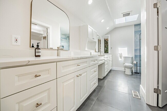 Building Photo - Sophisticated and Elegant home is located in Harbor Ridge at Browns Point. Spacious 4 bedroom, 4 ...