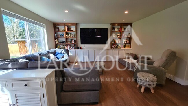 Building Photo - Gorgeous 3-Bedroom Home with 2 Bonus Rooms!