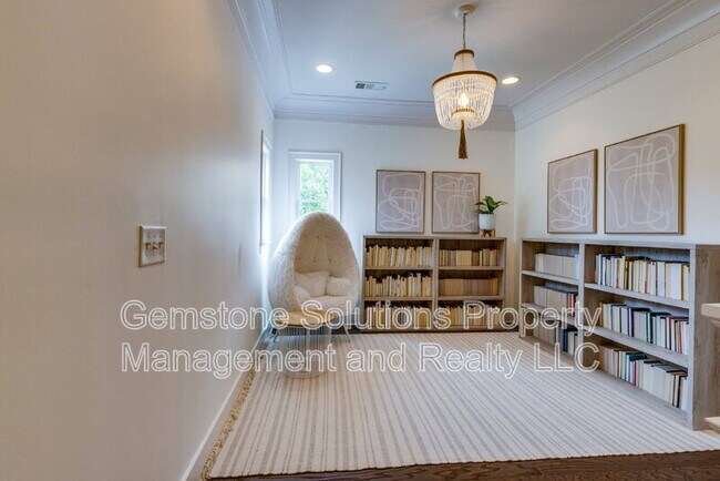Building Photo - 1806 Burland Cres