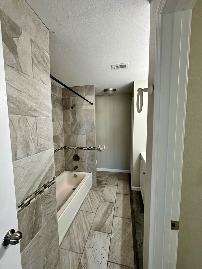 Building Photo - FRESHLY PAINTED 4 bedroom home in Lynn Haven!