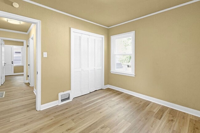 Building Photo - 3BR Cottage with Large Backyard, Garage and a Basement!