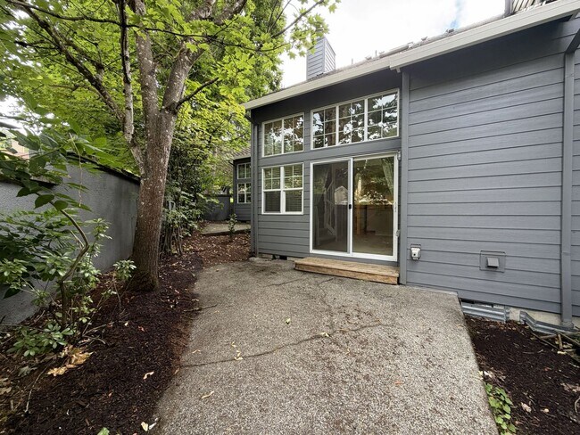 Building Photo - 9605 NW Miller Hill Dr