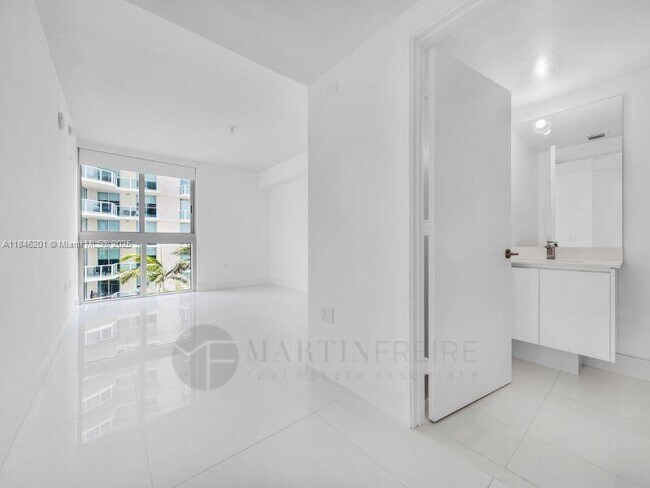 Building Photo - 300 Sunny Isles Blvd