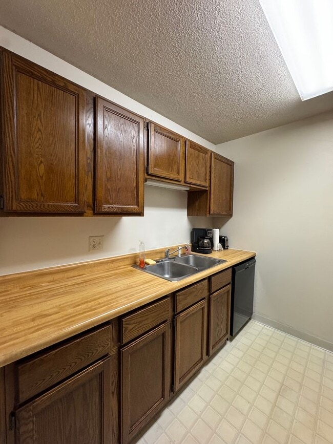 Building Photo - Bring in the NEW YEAR! NW Valleyhigh 2 bed...