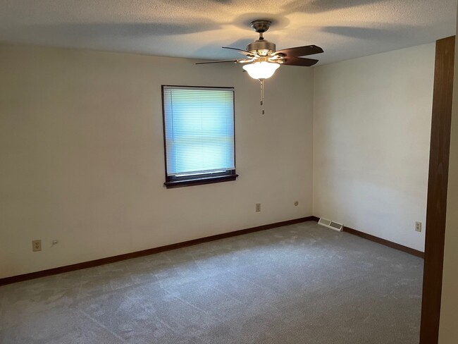 Building Photo - 674 Dussel Dr