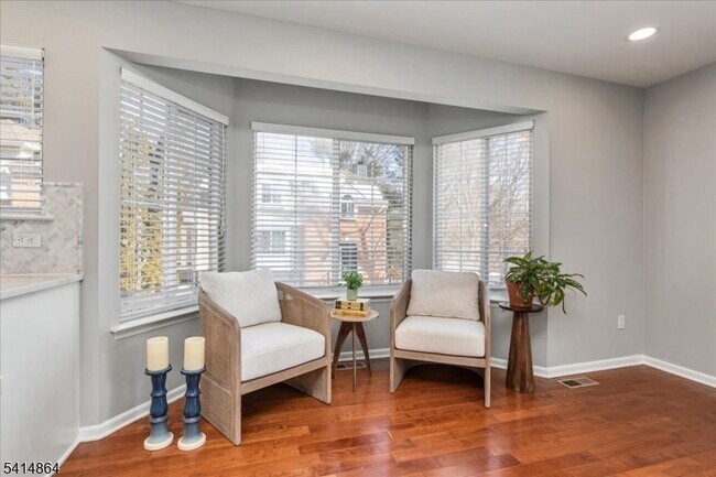 Building Photo - 40 Primrose Ln