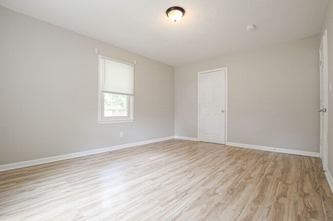 Building Photo - 219 Hallbrook Dr