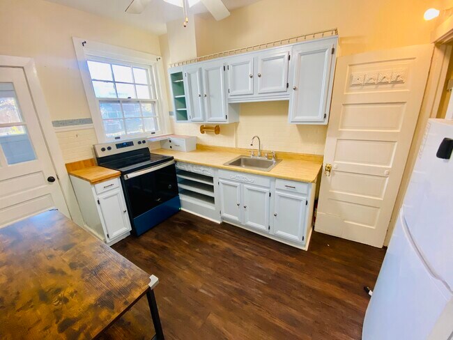 Building Photo - 1422 Markley St