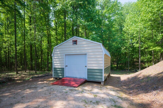 Building Photo - Private 4BR Home on Acreage with Pool and Hot Tub Near Downtown Senoia