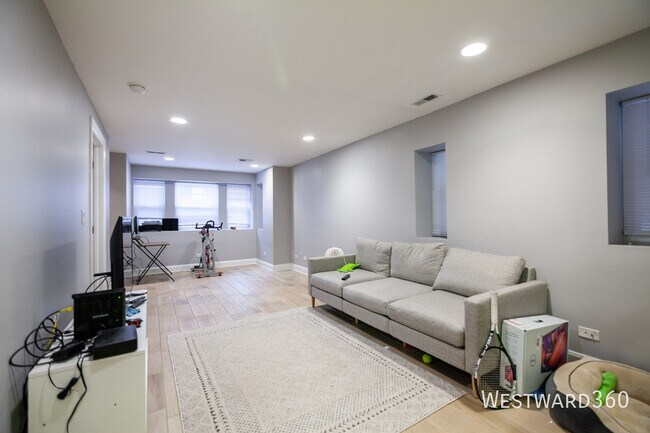 Building Photo - 1924 N Honore St