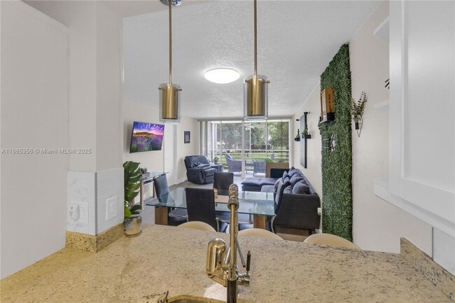 Building Photo - 9410 Poinciana Pl