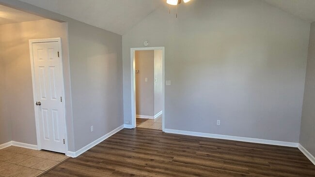 Building Photo - 18 Long Meadow Dr