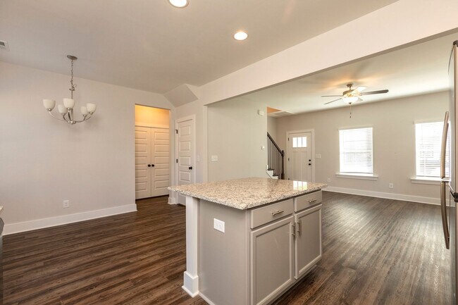 Building Photo - Spacious 3 Bedroom Home with Primary Suite on Main Level