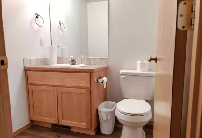 Building Photo - Spacious, updated home with A/C in SW Bend!