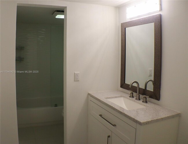 Building Photo - 3301 N Country Club Dr