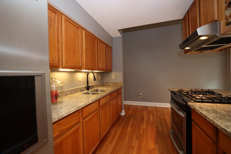 Kitchen - 852 Lincoln Ave