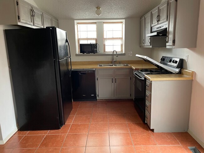 Building Photo - 473 Rolling Hills Dr