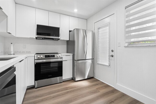 Building Photo - 901 NE 14th Ave