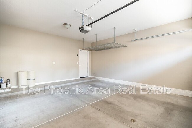 Building Photo - 1055 S Reber Ave