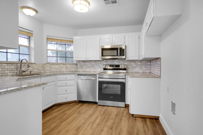 Building Photo - 1406 Westbriar Dr