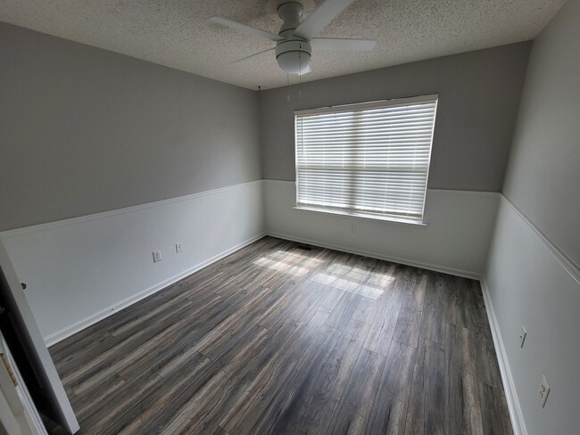 Building Photo - 83 Hunt Club Dr
