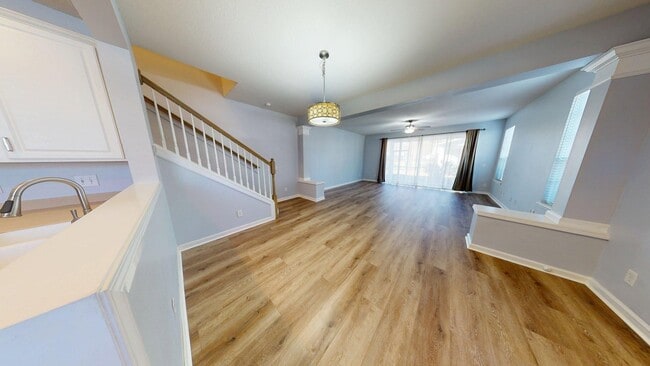 Building Photo - Beautiful 3 bedroom, 2.5 bathroom townhome