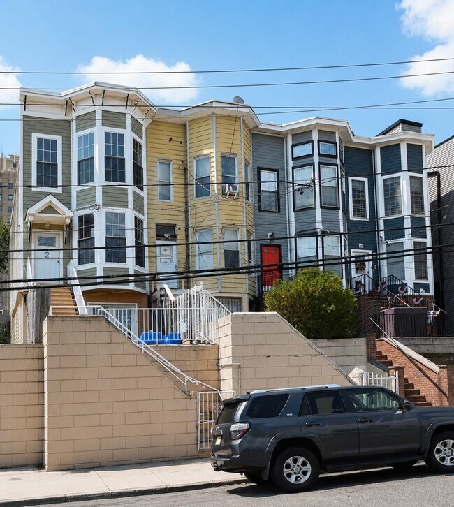 Building Photo - 447 Mercer St