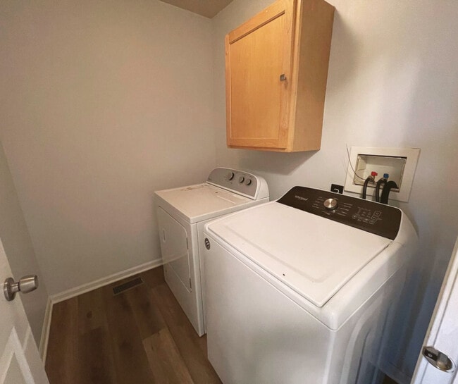 Building Photo - 1157 Goldfinch Ave