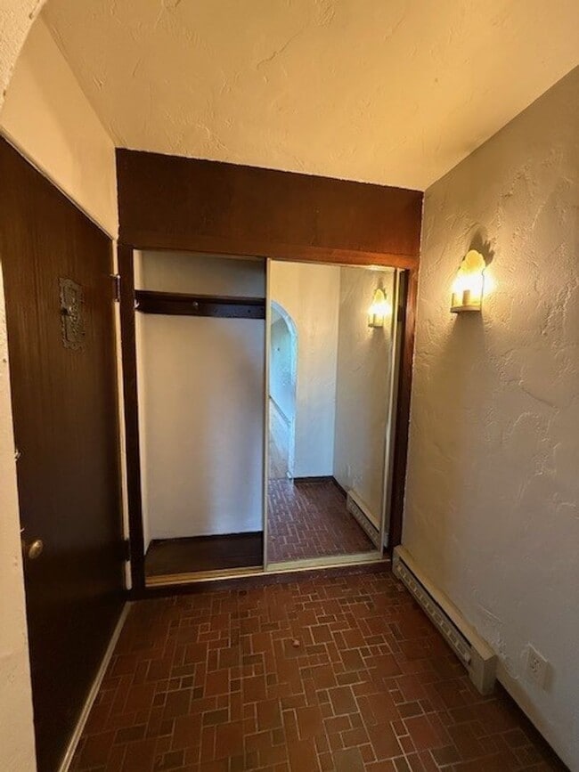 Building Photo - Cliff Dr. Apartment - Spacious with Hardwo...