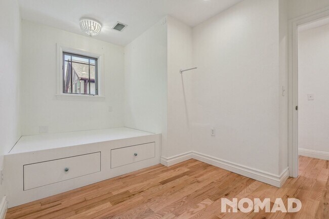 Building Photo - Stunning 5BR House in Denver