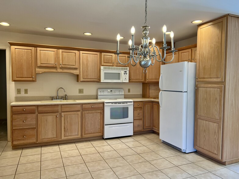 Building Photo - 6600 E Oak St