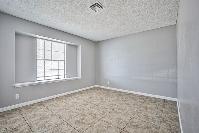 Building Photo - 4652 Troy Pl