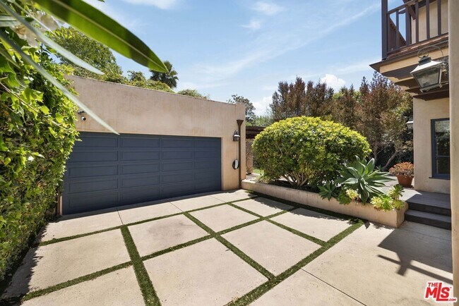 Building Photo - 758 N Almar Ave