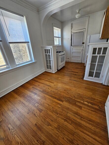 Building Photo - 4111 N Sacramento Ave