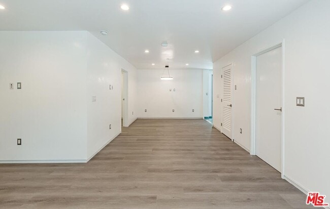 Building Photo - 613 6th Ave
