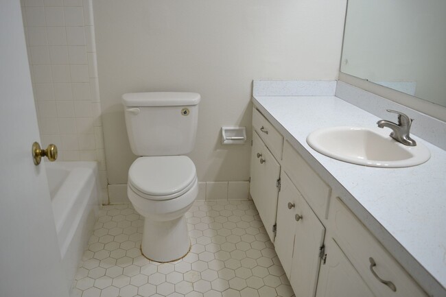 Building Photo - 222 Mary St