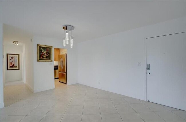 Building Photo - 3040 NE 16th Ave