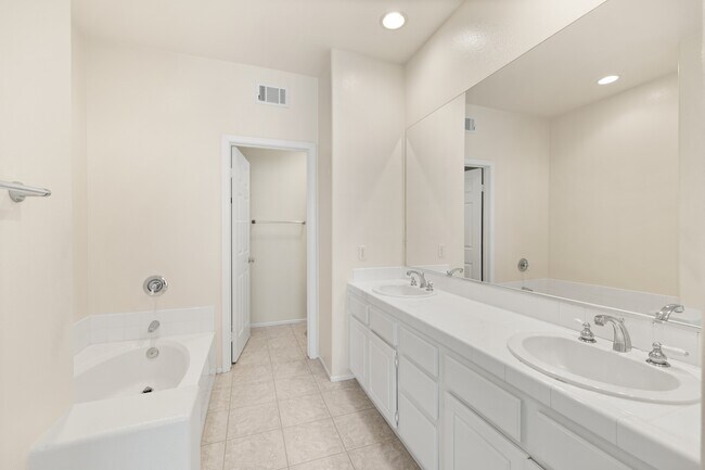 Building Photo - 2636 Fallcreek Ct