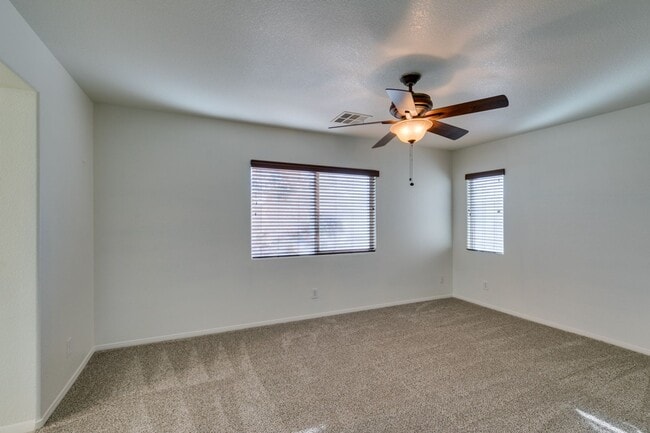 Building Photo - Great 3 bedroom house with a large loft an...
