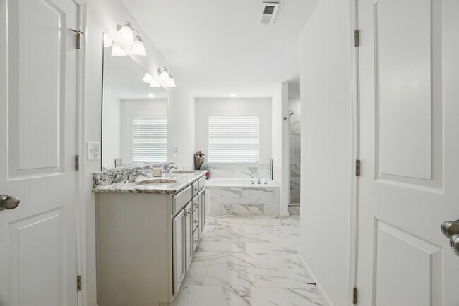 Building Photo - 3501 Silver Fox Trce