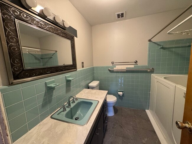 Building Photo - 117 Southerland Dr