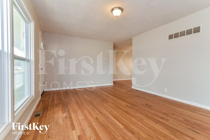 Building Photo - 370 Falcon Dr