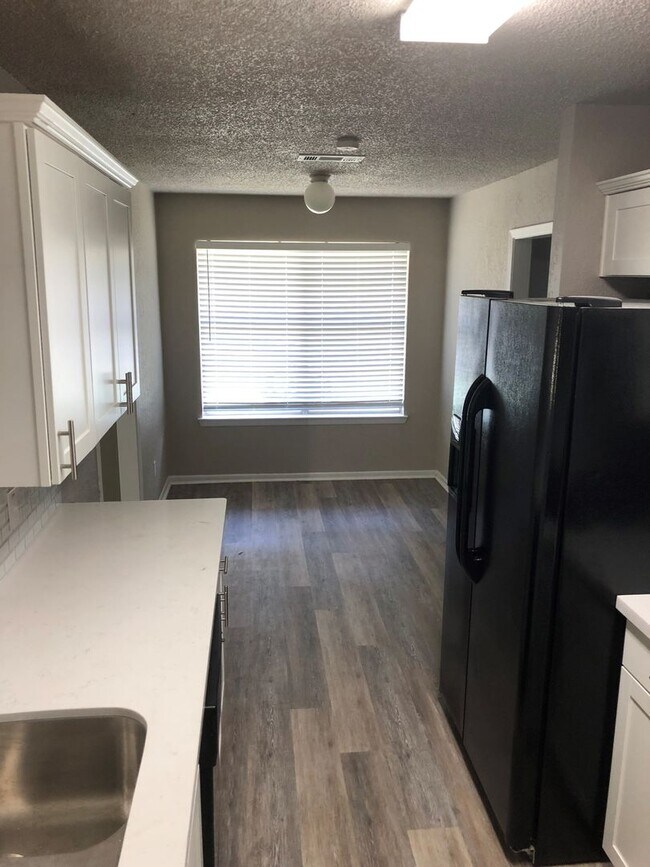 Building Photo - Hewitt Texas 3 Bedroom