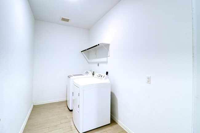 Building Photo - 8106 Royal Palm Ct